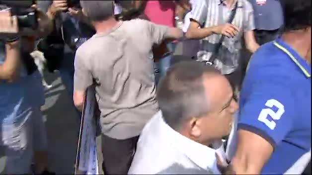 Gritos y peleas entre monárquicos e independentistas en las concentraciones por el aniversario del 17-A