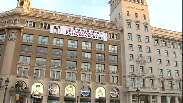 Colocan una pancarta contra Felipe VI en la plaza Cataluña antes de los homenajes a las víctimas del 17-A