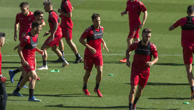 Kike Barja, Iñigo Pérez y Roberto Torres, tres jugadores navarros, ayer en el césped de El Sadar.