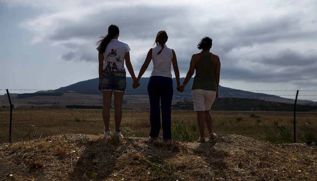 Tres refugiadas venezolanas, que prefieren mantenerse en el anonimato, tras las alambradas por las que se observa el aeropuerto de Noáin. Todas llevan pocos meses en Pamplona.