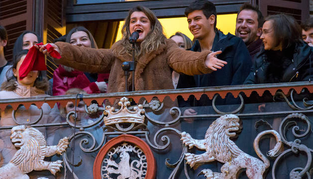 foto de Amaia Romero ya se asomó al balcón del Ayuntamiento de Pamplona tras la recepción que le brindó el consistorio.