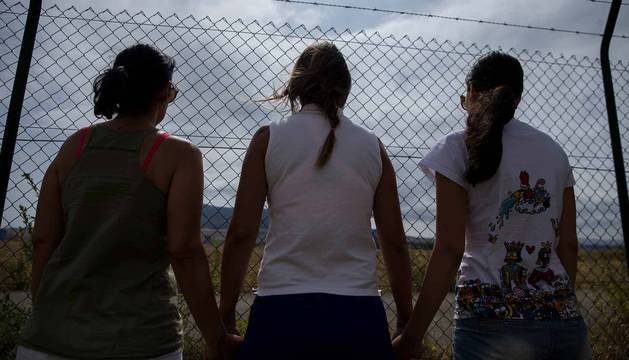 Tres refugiadas venezolanas, que prefieren mantenerse en el anonimato, tras las alambradas por las que se observa el aeropuerto de Noáin. Todas llevan pocos meses en Pamplona.