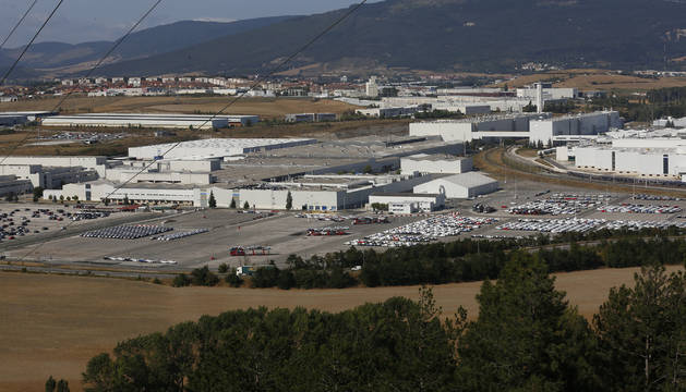 Imagen de este lunes de las campas en las que Volkswagen Navarra almacena los coches que salen de la cadena de montaje.