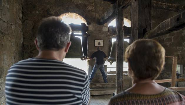 Imágenes del cohete de las fiestas de Lakuntza 2018. Toque de las campanas de la localidad.