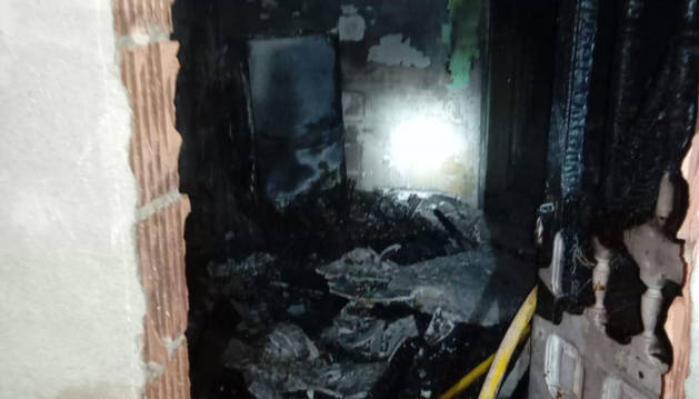 La bajera incendiada en Andosilla.