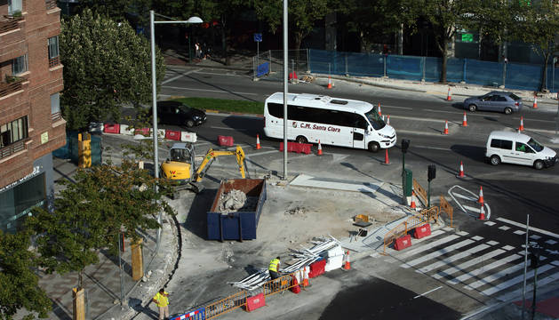 Obras en uno de los pasos de Cebra de Pío XII en la desembocadura de la calle La Rioja.