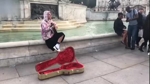 Justin Bieber saca su lado más romántico frente al Palacio de Buckingham en Londres