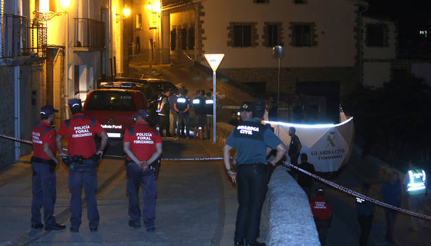 Agentes de Policía Foral y de Guardia Civil, en la calle Nueva de Cáseda.