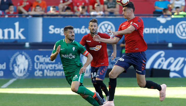 Luis Perea se lleva el balón de cabeza ante el sportinguista Canella. El madrileño debutó el sábado en partido de Segunda División.