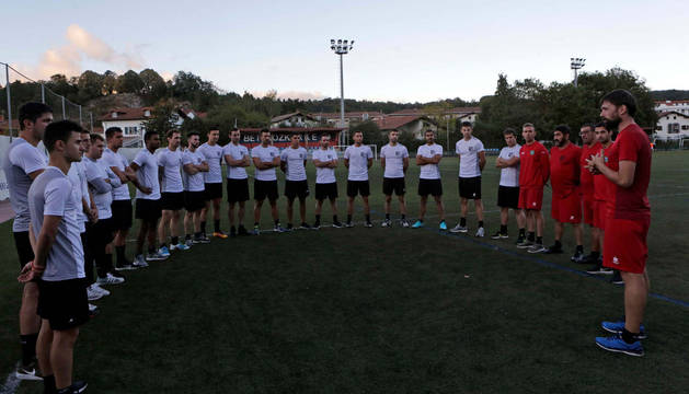El entrenador del Beti Kozkor Rodri Fernández de Barrena (dcha.) se dirige a sus jugadores antes del inicio del entrenamiento del lunes por la tarde.
