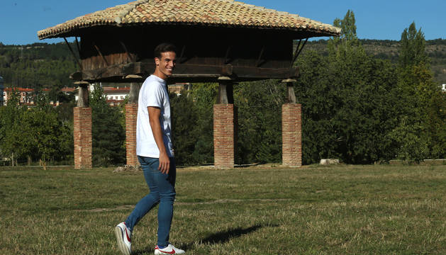 El chantreano Iñigo Pérez, ayer por la tarde, junto al hórreo en el meandro de Aranzadi, donde están las huertas de su familia y vivió su infancia.