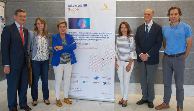 De izquierda a derecha, José Andrés Gómez Cantero, director general de la Clínica; Zuriñe Martínez de la Asociación Instituto Biodonostia; la Dra. Ana Patiño, directora de la Unidad de Genética Clínica de la Clínica Universidad de Navarra; María Ederra, jefa de la Sección de Detección Precoz del Instituto de Salud Pública y Laboral de Navarra; Dr. Manuel Manrique, director de Otorrinolaringología de la Clínica y Gorka Alkorta, de la Unidad de Genómica del CIMA Lab Diagnostics de la Universidad de Navarra.