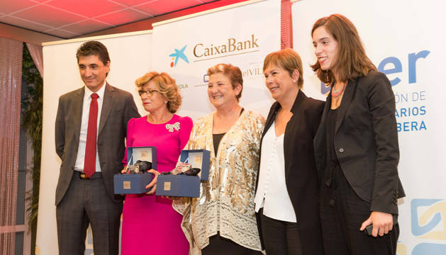 CON LAS PREMIADAS. De izda. a dcha., Domingo Sánchez, Rosa García, Isabel Jiménez, Uxue Barkos y Eider Jiménez Gorostizu-Orkaiztegi, que ganó la última convocatoria de los premios Futuros Profesionales de AER.