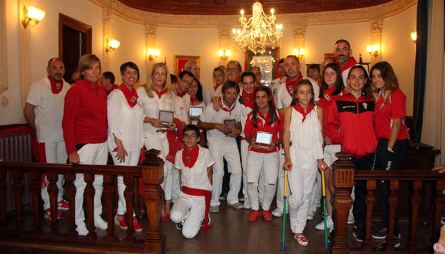 Foto de familia de los deportistas destacados en los VIII Galardones del Deporte Local de Corella.