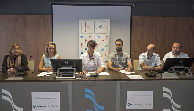 Desde la izquierda, Inés García (Fundación Secretariado Gitano), Beatriz Elizari (directora del área de negocio de CaixaBank en Tierra Estella), Mariví Sevilla (presidenta de Teder), Jesús Jiménez (Fundación Caja Navarra), Javier Martínez (técnico de Teder) y Javier Senosiáin ( alcalde de Mendaza).