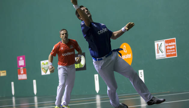 Elezkano resta una pelota en el aire en presencia de Aimar Olaizola, ayer por la tarde en el Labrit en la semifinal del Másters.