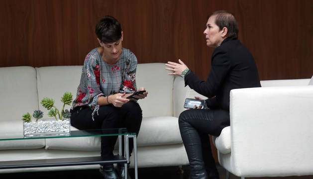 La líder del PSN, María Chivite, y la presidenta Uxue Barkos, hablando en el atrio del Parlamento, en una imagen de archivo.