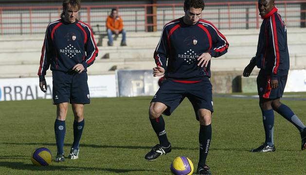 David López, Carlos Cuéllar y Pierre Webó, en un entrenamiento en Tajonar en 2007.