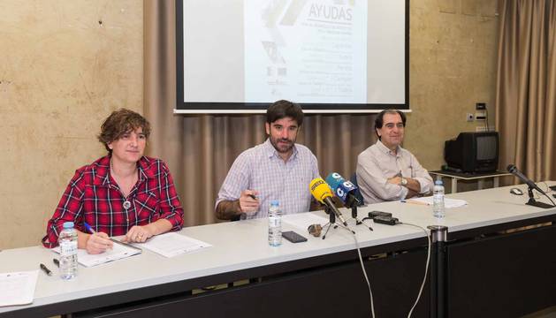De izda. a dcha., Elena Fernández, Eneko Larrarte y Abel Casado, en la presentación de la convocatoria.