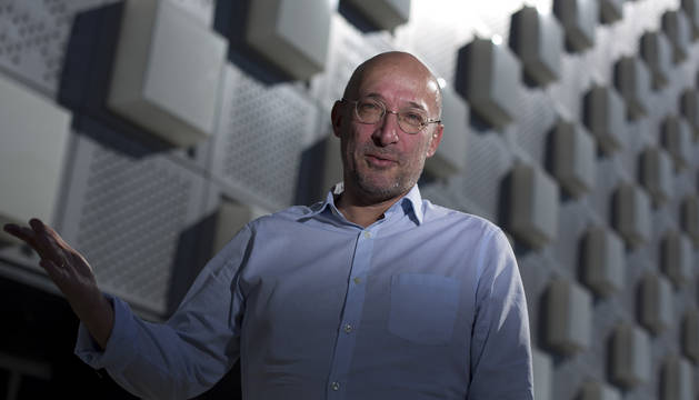 El arquitecto Carmelo Fernández Militino, junto a una de las fachadas del Navarra Arena, donde pueden apreciarse las chapas de aluminio y los cubos de poliuretano traslúcido.