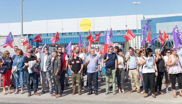 foto de Miembros del sindicato CC OO se han concentrado en la puerta de la empresa Uvesa en Tudela.