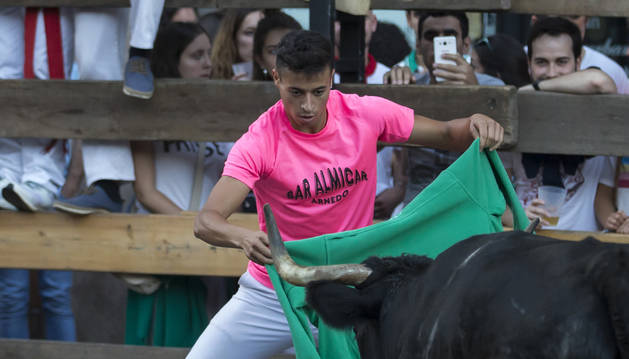 Mohamed Nabil, conocido como Moha, encara una vaca en Arnedo, donde vive y desde donde se desplaza para exhibir sus dotes de recortador.