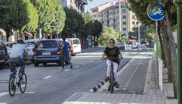 Foto del carril bici de la calle Abejeras de Pamplona supone un quebradero de cabeza para muchos de sus usuarios.