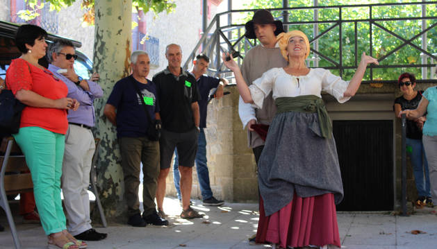 Foto de dos actores de Garañango dan vida a personajes que vivieron el trámite del Privilegio del Villazgo.