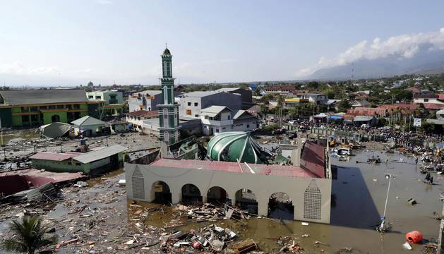 Destrucción y cientos de muertos tras el tsunami de Indonesia