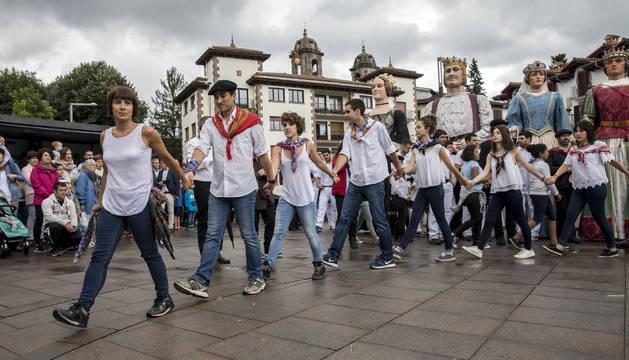 Imagen de una exhibición de la 'Mutildantza' mixta, con presencia femenina.
