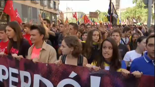 Miles de estudiantes toman las calles de Barcelona para reivindicar el 1-O