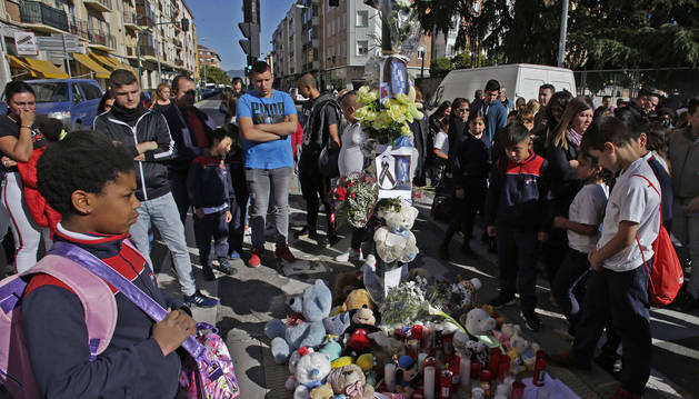La mediana de la Avenida de Villava se llenó este martes de velas, flores y peluches en recuerdo al niño fallecido.