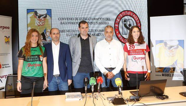 Anne Barandalla (extremo Gurpea Beti Onak), Marino Oscos (Beti Onak), Rubén Goñi (Fundación Induráin), Andrés Fermín Garde (Federación Navarra de Balonmano) y Alicia Sagüés (guardameta del Gurpea).
