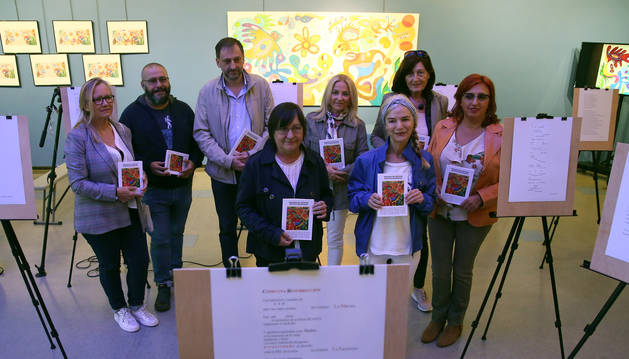 Varios protagonistas de la muestra posan entre los poemas y frente al cuadro Numen. De izquierda a derecha son Carmen Cossano, Javier Armentia, Natxo Barberena, Alicia Jáuregui, Isabel Blanco Ollero, Isabel Hualde, Inma Biurrun y Teresa Ramos.