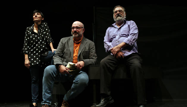 La actriz Marta Juániz, el periodista Juan Andrés Pastor y el director Miguel Munárriz (dcha.), este martes en el escenario de la Escuela Navarra de Teatro.