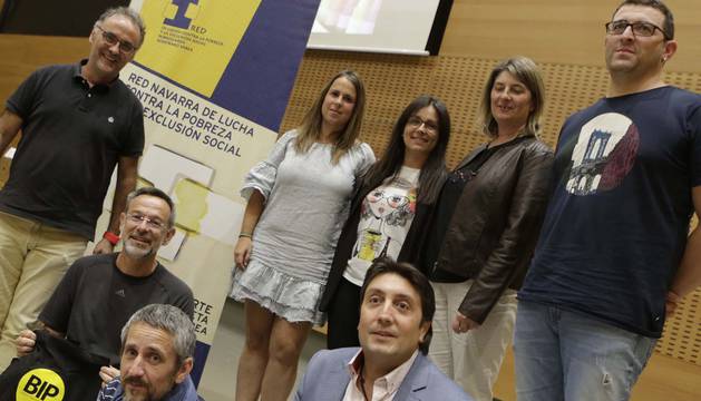 EDUCAR EN LOS MÁRGENES. De pie, de izquierda a derecha, Ander Domblás García, director del Servicio de Igualdad de Oportunidades de Educación; Itziar Zudaire, de programas educativos de Secretariado Gitano; Sara Bea Cirauqui, socia colaboradora de Lantxotegi; Lidia Almirantenea, vocal de la Red Navarra contra la Pobreza y Eduardo Sanz, de Fundación Ilundain. Sentados, Enrique J.Díez Gutiérrez, de la Universidad de León; Jon Etxeberria Esquina, de asociación Navarra Nuevo Futuro, y Ricardo Hernández, presidente de Gaz Kaló, que actuó como moderador.