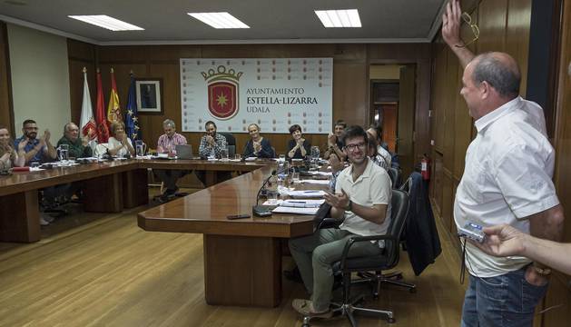 El adiós entre aplausos de Miguel Ángel Remírez tras dirigir al pleno municipal unas palabras de despedida.