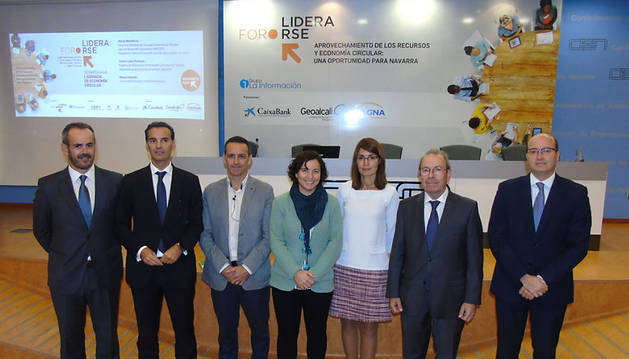 foto de Por la izda: Ricardo Pérez Merino (Geoalcali), José Luis Larríu (CaixaBank), Carlos León Perfecto (especialista en economía circular), María Mendiluce (directora de WBCSD), Pilar Pérez de Asís (Magnesitas Navarras), Virgilio Sagüés Arraiza (presidente Fundación Diario de Navarra) y Carlos Fernández Valdivielso (CEN).