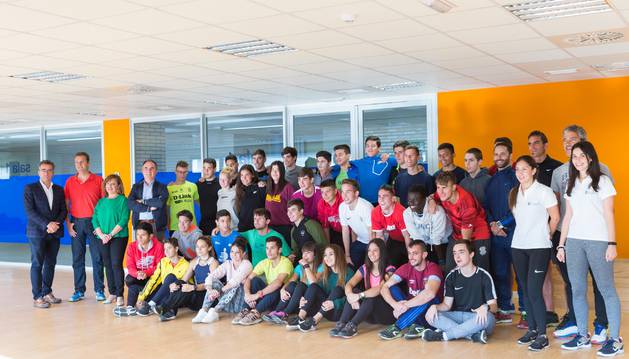 Los alumnos de ambos grados posaron junto con los profesores, monitores y demás asistentes al acto de presentación en las instalaciones del complejo Clara Campoamor.