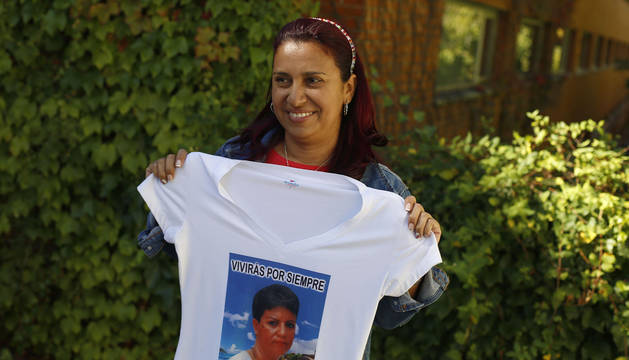 Jeny Castañeda, con una camiseta con la imagen de su madre, en Pamplona, donde ofreció dos charlas.