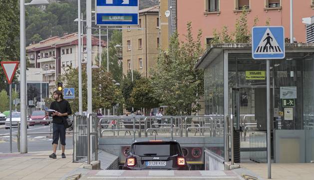 Acceso al parking del subsuelo de la plaza de la Coronación y calle San Francisco Javier.