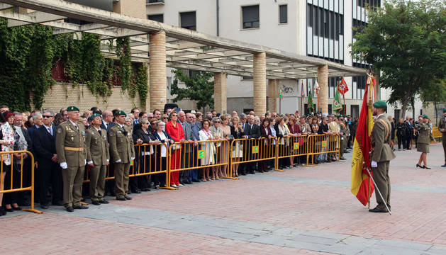 Un soldado sujeta la bandera de España ante las 250 personas inscritas que procedieron a jurarla.