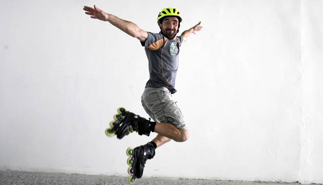Manu Goñi Jodar, de 47 años, dirige en Berriozar la escuela de patinaje para adultos ArtedeslizArte, un centro pionero en la enseñanza técnica.