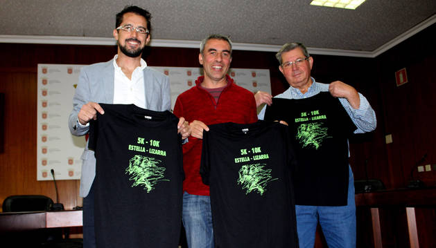 El presidente de la federación navarra, Rodrigo Domínguez; el presidente del CA Iranzu, Koldo Solchaga; y el edil de Deportes del Ayuntamiento de Estella, Ignacio Sanz de Galdeano, en la presentación de la cita.