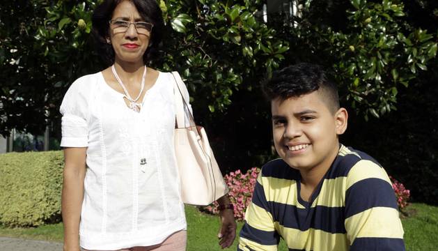 Luz Padilla, de 45 años, y su único hijo, Jaime Synch, de 12, frente a la Clínica Universidad de Navarra.