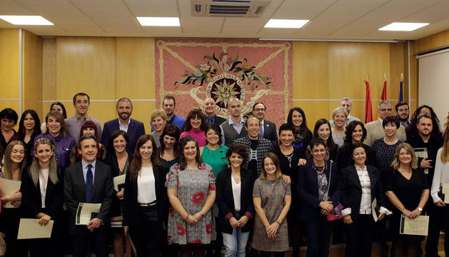 foto de Los titulados del centro de la UNED de Pamplona que ayer recogieron sus diplomas posaron en una foto de grupo al final del acto.