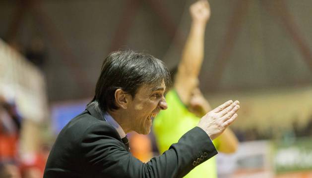 Imanol Arregui da órdenes a sus jugadores, la temporada pasada en el Ciudad de Tudela ante el Aspil Vidal.