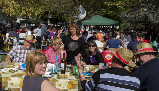 Apenas quedaron huecos en el parque Ribed para montar mesas ante la afluencia de cuadrillas y familias a la costillada de Villava.