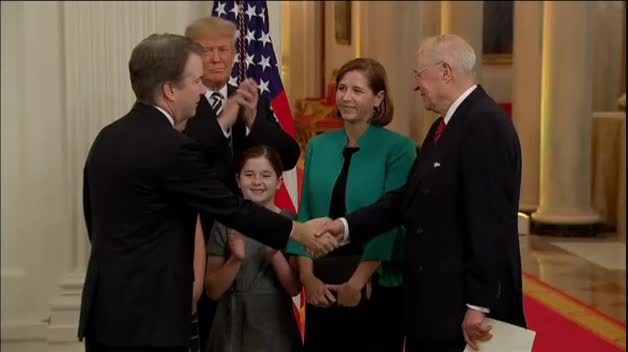 Kavanaugh toma posesión como juez del Supremo