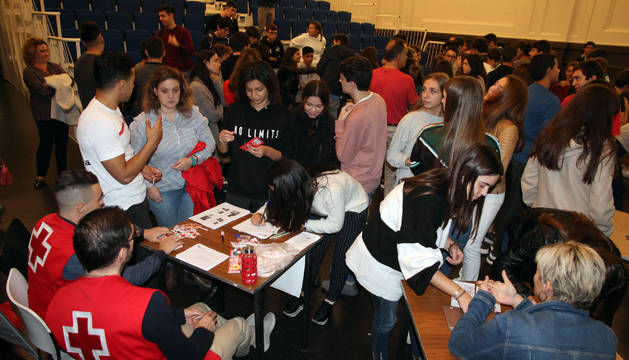 Varios jóvenes se inscriben en las entidades tras escuchar la charla y las necesidades de cada una.